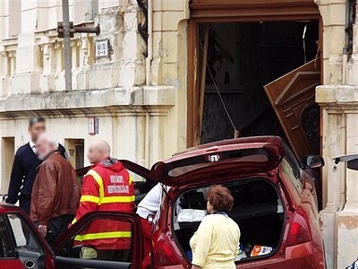 A volt Bóbita Bábszínház épületének hajtott egy autós