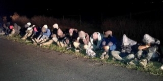 Huszonnyolc migránssal a kocsijában bukott le egy férfi Szajknál - Vádat emeltek ellene Huszonnyolc migránssal a kocsijában bukott le egy férfi Szajknál - Vádat emeltek ellene