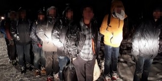 Tizennyolc migránst fogtak el éjjel Baranyában, Sárháton tartóztatták fel őket Tizennyolc migránst fogtak el éjjel Baranyában, Sárháton tartóztatták fel őket