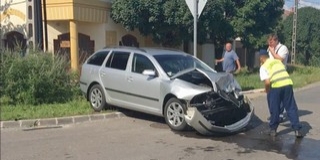 Két autó ütközött Mohácson, egy ember megsérült Két autó ütközött Mohácson, egy ember megsérült