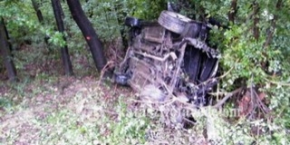 Kiszakadt a motor az erdőbe sodródott autóból Kiszakadt a motor az erdőbe sodródott autóból