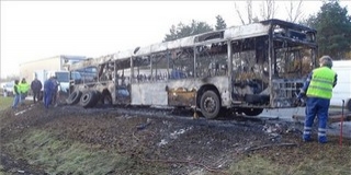 Kigyulladt és fémtisztára égett egy busz a sztrádán Kigyulladt és fémtisztára égett egy busz a sztrádán