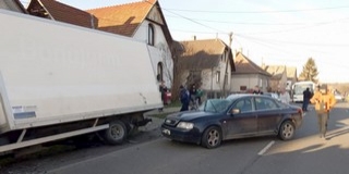 Bári baleset: fékezés nélkül rohant az autó a teherkocsiba Bári baleset: fékezés nélkül rohant az autó a teherkocsiba