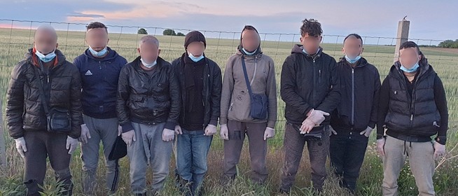 Megint jönnek: ezúttal Majs térségében tartóztattak fel migránsokat a határvédők Megint jönnek: ezúttal Majs térségében tartóztattak fel migránsokat a határvédők