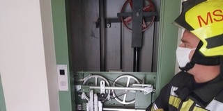 Liftben rekedt lakót szabadítottak ki a tűzoltók Mohácson Liftben rekedt lakót szabadítottak ki a tűzoltók Mohácson
