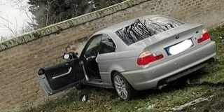 Átszakította a mohácsi temető kerítését egy balesetező autós Átszakította a mohácsi temető kerítését egy balesetező autós