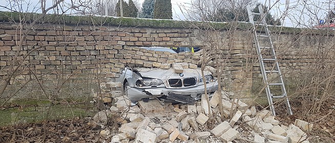A rendőrök elől menekült a mohácsi temető kerítését átszakító autós A rendőrök elől menekült a mohácsi temető kerítését átszakító autós