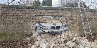 A rendőrök elől menekült a mohácsi temető kerítését átszakító autós A rendőrök elől menekült a mohácsi temető kerítését átszakító autós