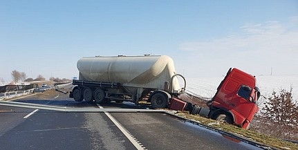 Átszakította a szalagkorlátot egy kamion a sztrádán Babarcnál Átszakította a szalagkorlátot egy kamion a sztrádán Babarcnál