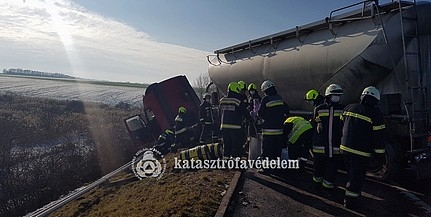 Órákig elzárta a sztrádát egy balesetező kamion Bólynál