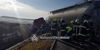 Órákig elzárta a sztrádát egy balesetező kamion Bólynál Órákig elzárta a sztrádát egy balesetező kamion Bólynál