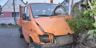 A kaput kitörve lépett meg a lopott teherautóval a mohácsi ámokfutó - Egy ház fala állította meg A kaput kitörve lépett meg a lopott teherautóval a mohácsi ámokfutó - Egy ház fala állította meg