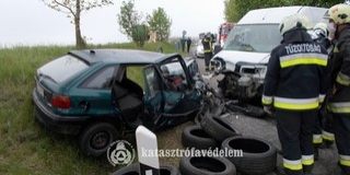Frontálisan ütközött egy kisbusz és egy autó Baranyában Frontálisan ütközött egy kisbusz és egy autó Baranyában