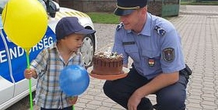 Rendőrök köszöntöttek fel egy mohácsi kisfiút a szülinapján Rendőrök köszöntöttek fel egy mohácsi kisfiút a szülinapján