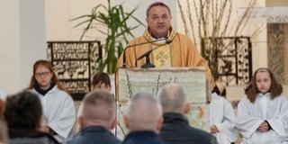 Felföldi László Mohácson: a szeretet ajándékozása legyen életünk lényege Felföldi László Mohácson: a szeretet ajándékozása legyen életünk lényege