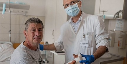 Orvosi bravúr Pécsett: nyolcórás műtéttel varrták vissza egy beteg kézfejét