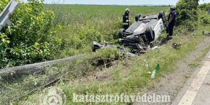 Lebontotta a kerítést egy autós Udvar közelében