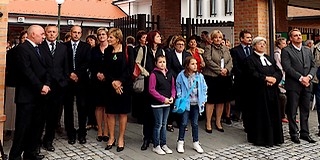 Felavatták Mohács új büszkeségét, a 700 milliós Busóudvart a város központjában Felavatták Mohács új büszkeségét, a 700 milliós Busóudvart a város központjában