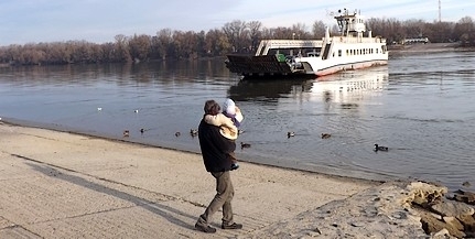 Két hónapig a kisebb komp jár Mohácsnál, de ez csak a nagy teherautókat érinti Két hónapig a kisebb komp jár Mohácsnál, de ez csak a nagy teherautókat érinti