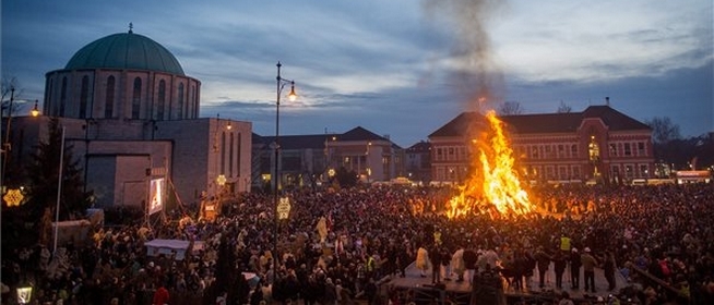 Ilyen is volt: nem sikerült a tűzugrás, beleesett a máglya parazsába egy fiatalember