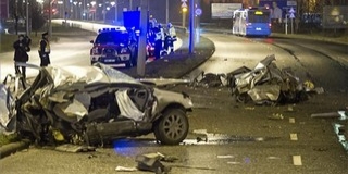 Lámpaoszlopnak ütközött, kettészakadt egy autó Lámpaoszlopnak ütközött, kettészakadt egy autó