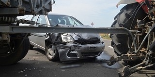 Kődarabokkal okozott baleseteket egy elmeháborodott