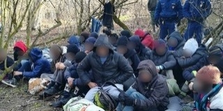 Átadták a horvát hatóságoknak a Bóly és Borjád között pénteken elcsípett migránsokat Átadták a horvát hatóságoknak a Bóly és Borjád között pénteken elcsípett migránsokat