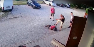 A lábánál fogva húzott ki egy vendéget egy agresszív férfi, majd szétverte a kocsmát A lábánál fogva húzott ki egy vendéget egy agresszív férfi, majd szétverte a kocsmát