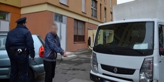 Kézitáskát akart lopni a suhanc, hamar elkapták Kézitáskát akart lopni a suhanc, hamar elkapták