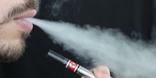 A napi e-cigarettázás növeli a szívroham kockázatát A napi e-cigarettázás növeli a szívroham kockázatát