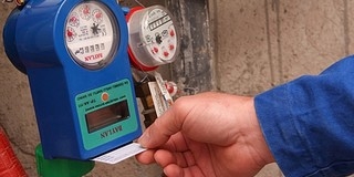 Előrefizetős vízmérők felszerelésével csökkentené a bérlők tartozását az önkormányzat