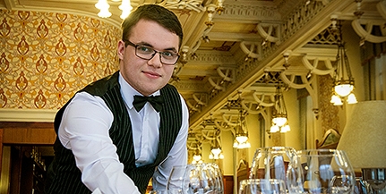 A pécsi Ferenczi Ákos dobogóra állhatott a pincértanulók hagyományos, rangos versenyén A pécsi Ferenczi Ákos dobogóra állhatott a pincértanulók hagyományos, rangos versenyén