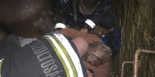 Aknába esett egy idős asszony, segítettek rajta Aknába esett egy idős asszony, segítettek rajta