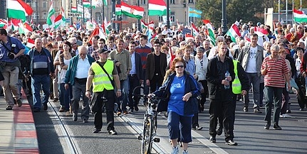 Több busz is indul a csütörtöki békemenetre Pécsről, szó sincs ingyenes utaztatásról Több busz is indul a csütörtöki békemenetre Pécsről, szó sincs ingyenes utaztatásról