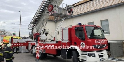 Megsérült a tetőn, a tűzoltók hozták le a férfit Megsérült a tetőn, a tűzoltók hozták le a férfit