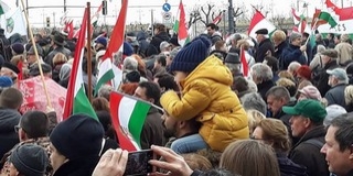 Pécsiekkel a sorokban indult el a békemenet Budapesten Pécsiekkel a sorokban indult el a békemenet Budapesten