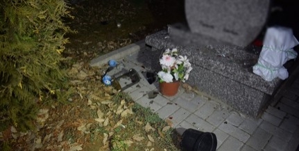 Sírokat rongált meg két suhanc, elkapták őket Sírokat rongált meg két suhanc, elkapták őket