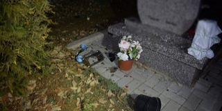 Sírokat rongált meg két suhanc, elkapták őket Sírokat rongált meg két suhanc, elkapták őket