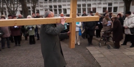 Idén is végigjárták a keresztutat a Pécs-kertvárosi plébánia közösségei - Videó! Idén is végigjárták a keresztutat a Pécs-kertvárosi plébánia közösségei - Videó!