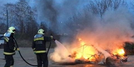 Lángba borult egy versenyautó a Közraktár utcában este, teljesen kiégett Lángba borult egy versenyautó a Közraktár utcában este, teljesen kiégett