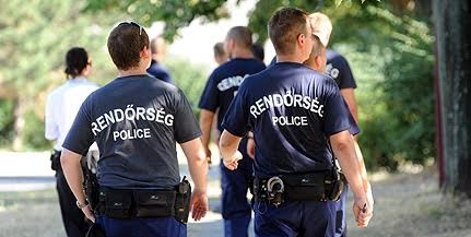Garázdaság miatt fogtak el két férfit a zsaruk Pécsen