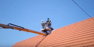 Rossz helyen rakott fészket a gólya, elköltöztették Rossz helyen rakott fészket a gólya, elköltöztették