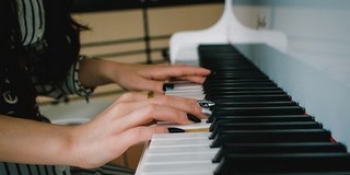 Jótékonysági zongorakoncert lesz a Művészetek Házában Jótékonysági zongorakoncert lesz a Művészetek Házában
