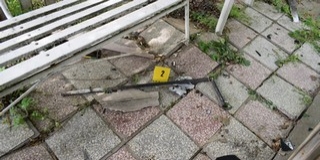 Seprűvel feszegette a tetőlemezeket a tolvaj