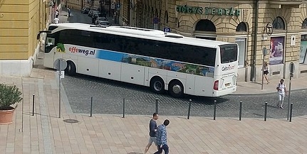 Megint betévedt egy turistabusz a történelmi belvárosba, a közteresek lemaradtak róla Megint betévedt egy turistabusz a történelmi belvárosba, a közteresek lemaradtak róla