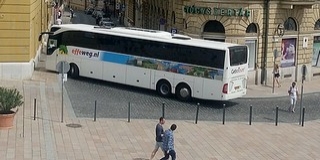 Megint betévedt egy turistabusz a történelmi belvárosba, a közteresek lemaradtak róla Megint betévedt egy turistabusz a történelmi belvárosba, a közteresek lemaradtak róla