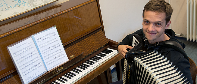 Kisiskolás kora óta zenél, s a jövő virtuózait is neveli a harmonikás Kéméndi Tamás Kisiskolás kora óta zenél, s a jövő virtuózait is neveli a harmonikás Kéméndi Tamás