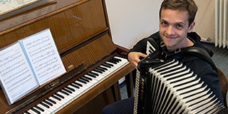 Kisiskolás kora óta zenél, s a jövő virtuózait is neveli a harmonikás Kéméndi Tamás