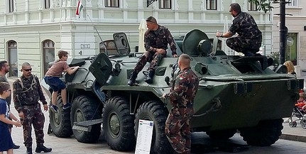 Katonák szállták meg a Széchenyi teret, páncélozott szállító harcjármű áll a városháza előtt Katonák szállták meg a Széchenyi teret, páncélozott szállító harcjármű áll a városháza előtt