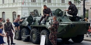 Katonák szállták meg a Széchenyi teret, páncélozott szállító harcjármű áll a városháza előtt Katonák szállták meg a Széchenyi teret, páncélozott szállító harcjármű áll a városháza előtt